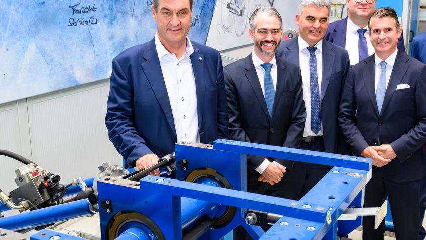 Ministerpr&auml;sident Dr. Markus S&ouml;der, das Mitglied des Verwaltungsrats der der Liebherr-International AG, Philipp Liebherr, Gesch&auml;ftsf&uuml;hrer der Liebherr-Aerospace Lindenberg GmbH, Dr. Klaus Schneider, der Gesch&auml;ftsf&uuml;hrer der Liebherr-Aerospace Lindenberg GmbH, Gerd Heinzelmann, und Europaminister Eric Bei&szlig;wenger (v.l.n.r.).