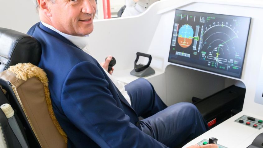 Ministerpr&auml;sident Dr. Markus S&ouml;der besucht die Liebherr-Aerospace Lindenberg GmbH.