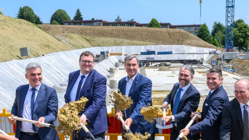 Symbolischer Spatenstich f&uuml;r die Standorterweiterung der Liebherr-Aerospace Lindenberg GmbH unter anderem mit dem Gesch&auml;ftsf&uuml;hrer der Liebherr-Aerospace Lindenberg GmbH, Dr. Klaus Schneider, dem Gesch&auml;ftsf&uuml;hrer der Liebherr-Aerospace Lindenberg GmbH, Gerd Heinzelmann, Ministerpr&auml;sident Dr. Markus S&ouml;der, dem Mitglied des Verwaltungsrats der der Liebherr-International AG, Philipp Liebherr, und Europaminister Eric Bei&szlig;wenger (v.l.n.r.).