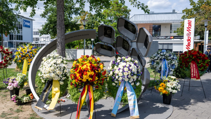 Kränze am Denkmal „Für Euch“ an der Hanauer Straße in ...