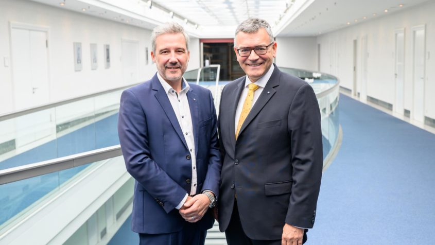 Der Hauptgeschäftsführer des Landesverbands Bayerischer Transport- und Logistikunternehmen (LBT) e.V., Stephan Doppelhammer (links), und Staatsminister Dr. Florian Herrmann (rechts) in der Staatskanzlei.
