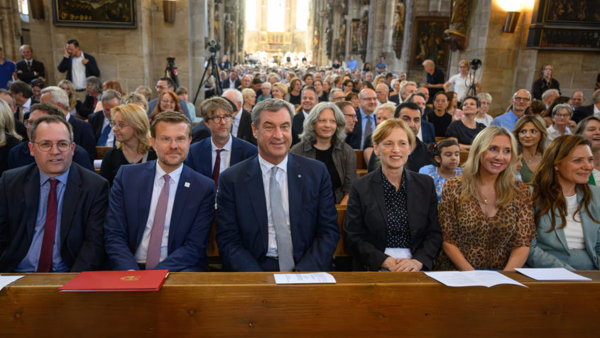 Der Schulleiter des Melanchthon-Gymnasium Nürnberg, Oberstudiendirektor Dr. Christoph Reichardt, Nürnbergs Oberbürgermeister Marcus König, Ministerpräsident Dr. Markus Söder, Bundesbildungsministerin Katrin Prien, Kultusministerin Anna Stolz und Nürnbergs Bildungsreferentin Cornelia Trinkl (v.l.n.r.) beim Festakt 500 Jahre Melanchthon-Gymnasium Nürnberg in der Kirche Sankt Sebald.
