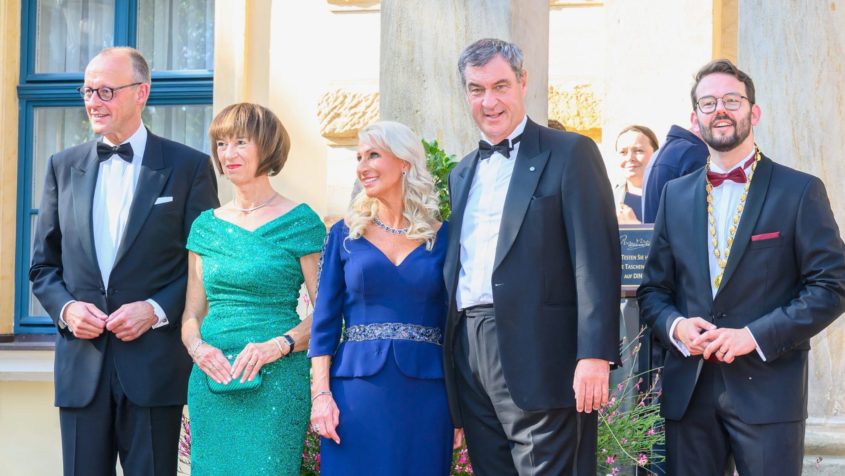 Eröffnung der Richard-Wagner-Festspiele 2026 unter anderem mit Bundeskanzler Friedrich Merz, Charlotte Merz, Karin Baumüller-Söder, Ministerpräsident Dr. Markus Söder und Bayreuths Oberbürgermeister Dr. Andreas Zippel.