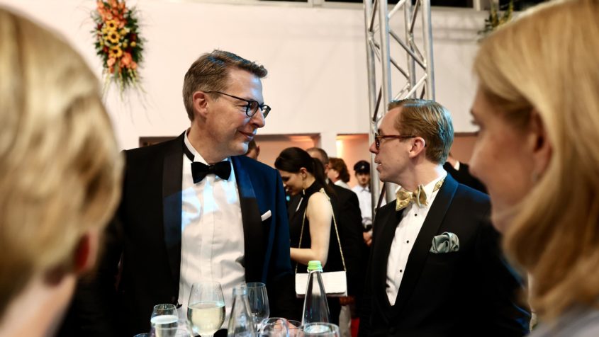 Wissenschaftsminister Markus Blume im Gespräch mit dem Parlamentarischen ...