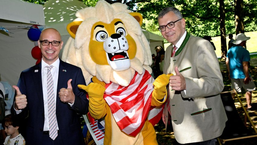 US-Generalkonsul Dr. James Miller und Staatskanzleiminister ...